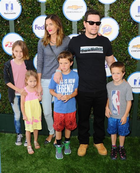 Mark Wahlbergs Family Guide: Meet His Wife, 4 Children and。